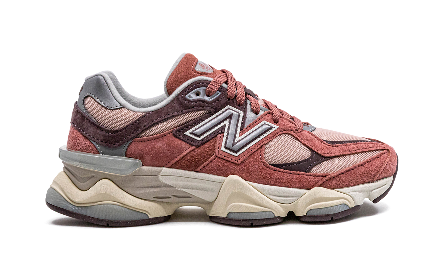 9060 "Mineral Red/Truffle"