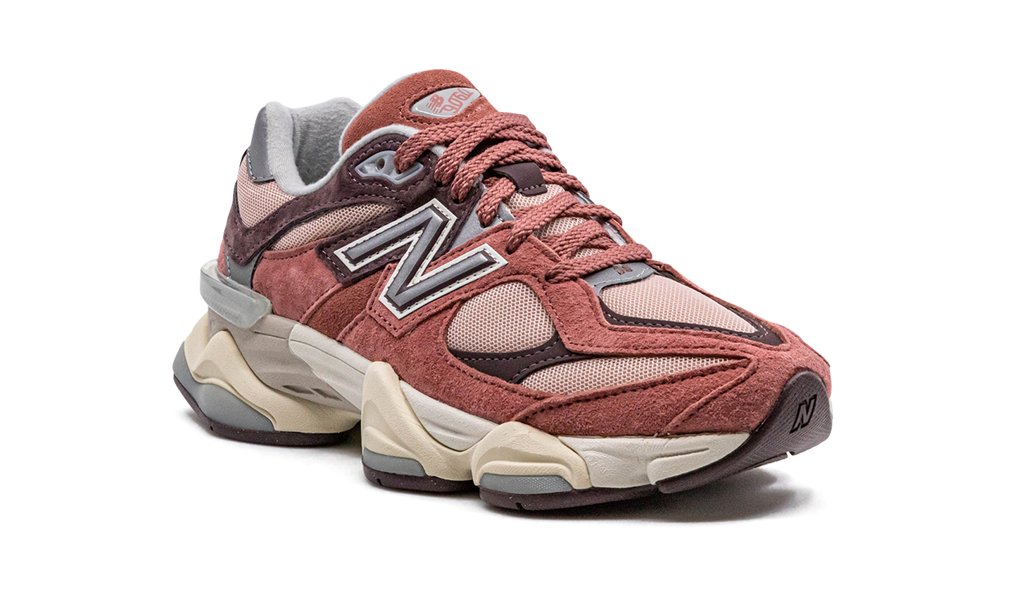 9060 "Mineral Red/Truffle"