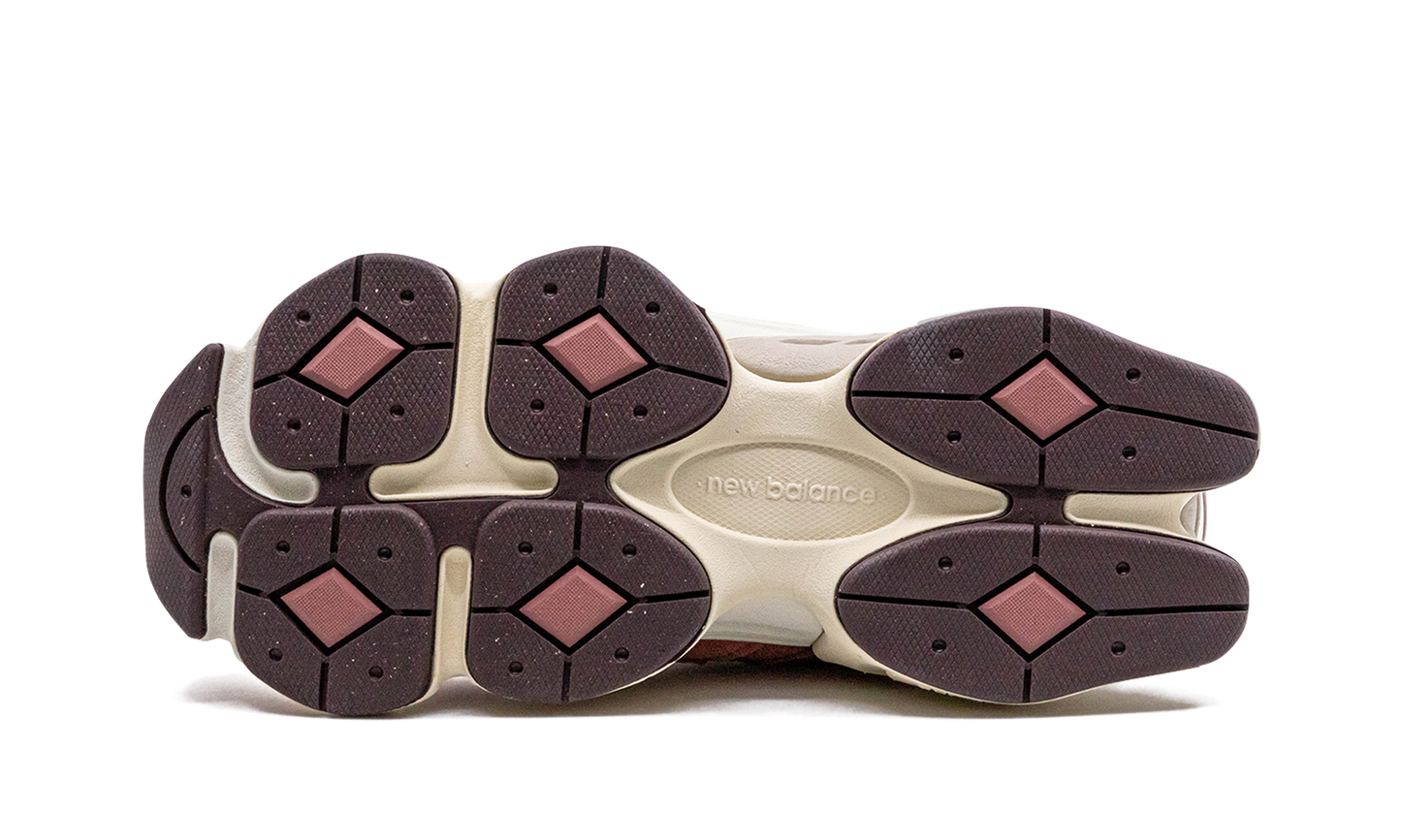 9060 "Mineral Red/Truffle"