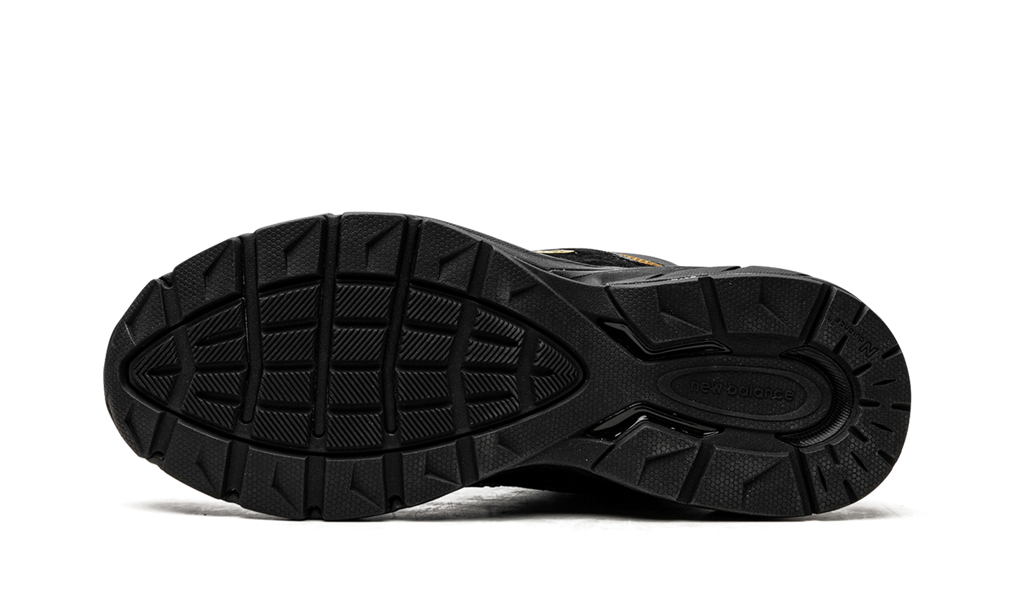 990v5 "Black / Gold"