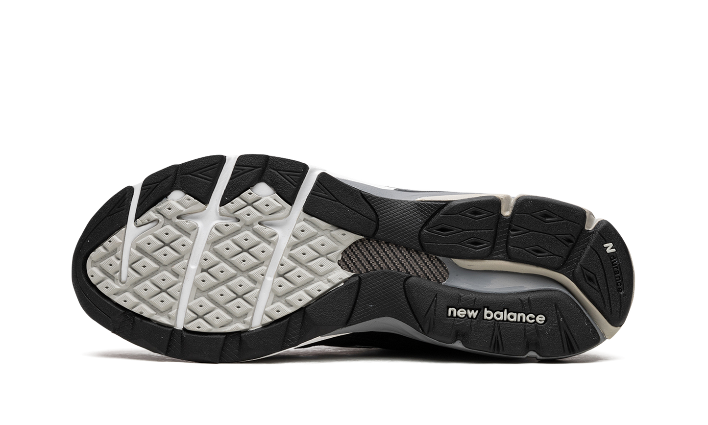 990v3 "Black / White"