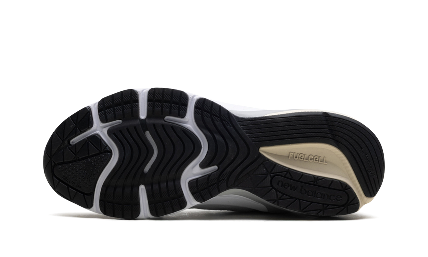 990v6 "Made in USA - Reflection Marblehead"